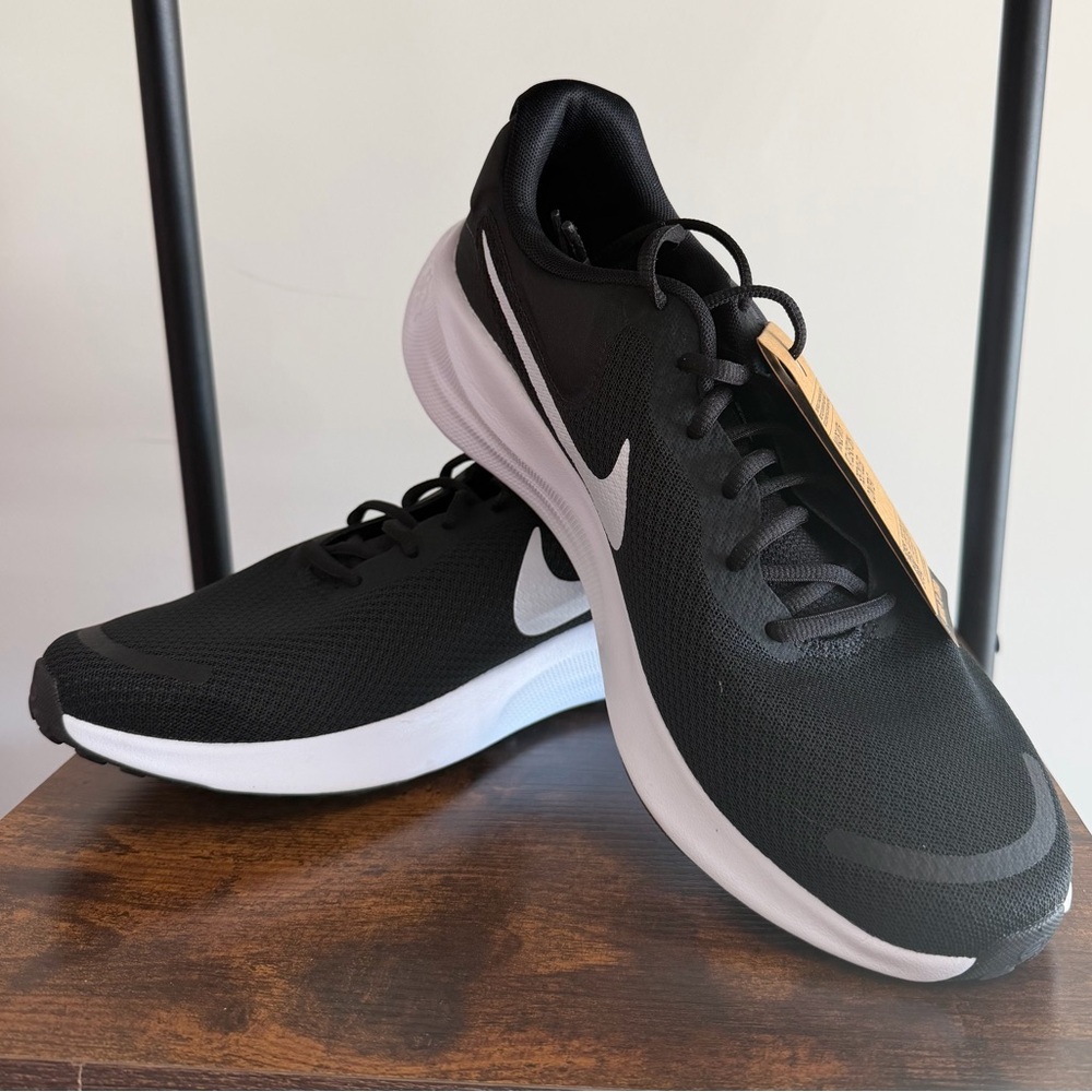 Nike Revolution Men Black and White Athletic Shoes Size 11.5 box No lid #71 - Picture 4 of 12